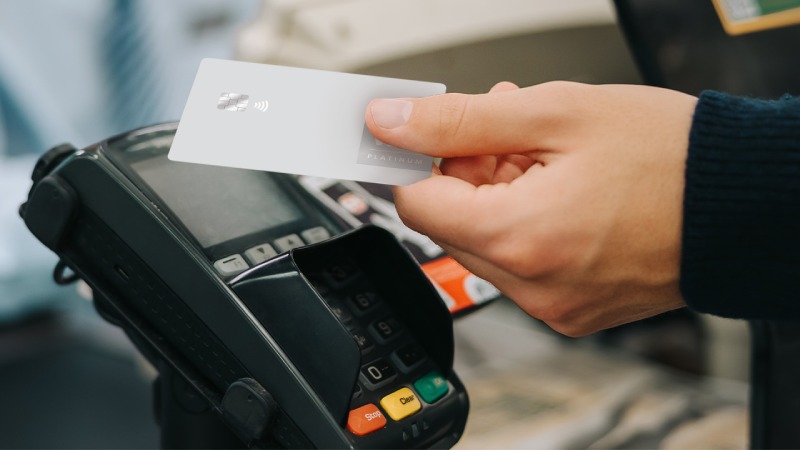 A person paying with a Visa Platinum card